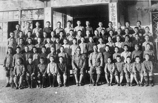 대구 수창초등학교 1944년 졸업 기념사진. 앞줄에는 일본인 담임교사 2명이 앉아있는 모습이 보인다. 사진 제공 대구수창초교 총동창회