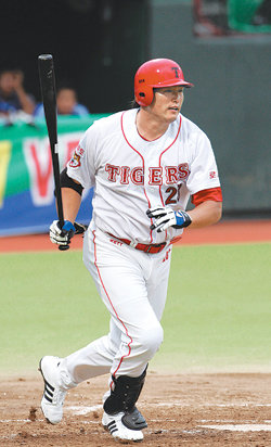 볼넷도 2개나 골라부상에서 회복한 KIA 최희섭이 12일 광주에서 열린 삼성과의 경기에서 자신이 친 타구를 바라보고 있다. 이날 4번 타자로 전격 복귀한 최희섭은 볼넷 2개를 고르고 안타 1개를 뽑으며 팀 승리를 이끌었다. 광주=연합뉴스