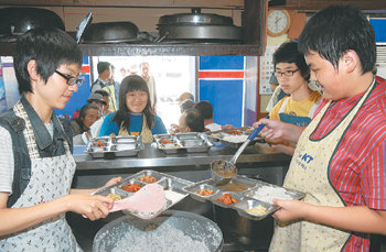 서울 구로구 구로동 영서중학교 학생들이 영등포에 위치한 무료 급식소 ‘토마스의 집’에서 노숙인과 장애인을 위한 식사 준비를 하고 있다. 이 학교 학생들은 매주 수요일을 ‘봉사활동의 날’로 정하고 다양한 자원봉사 활동을 펼치고 있다. 홍진환 기자