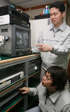 서울 강남구 삼성동 아이디스 서울 사무소에서 아이디스 직원들이 자사의 DVR 장비를 테스트하고 있다. 김재명  기자
