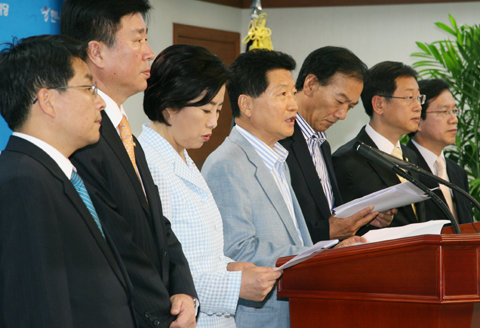 한나라당 공작정치 저지 범국민투쟁위원회 안상수 위원장을 비롯한 의원들이 15일 오전 최근 대선후보 정보유출과 관련해 여의도 당사에서 기자회견을 열고 국정원장의 사퇴를 촉구하고 있다. 김동주기자 zoo@donga.com