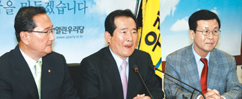 정세균 열린우리당 의장(가운데)이 15일 서울 영등포 당사에서 기자회견을 열고 “중도통합민주당은 ‘제3지대 신당’이 만들어지면 열린우리당과 함께 조건 없이 합류해야 한다”고 말하고 있다. 김동주 기자