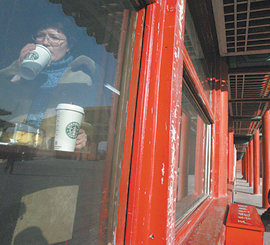 중국 베이징 쯔진청 내 스타벅스 매장에서 커피를 마시는 여성이 보인다. 2000년 이곳에 입점한 스타벅스는 대대적인 퇴출 운동 속에 14일 결국 문을 닫게 됐다. 동아일보 자료 사진