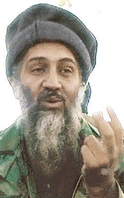 테러조직 알 카에다의 비디오에 나타난 오사마 빈 라덴. 50초 동안 지속된 화면에서 빈 라덴은 알 카에다 요원들의 순교를 촉구했다. 하지만 촬영일이 확인되지 않아 최근 모습인지는 명확하지 않다. 이 화면은 14일 미국 정보단체인 인텔센터가 제공했다. AFP 연합뉴스