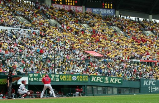 ‘빅초이 효과’…KIA 응원석 ‘만원’15일 서울 잠실구장에서 열린 LG와의 경기 때 KIA 응원석인 3루 측 스탠드가 팬들로 꽉 차 있다. 이날 잠실구장에는 KIA 응원석이 다 차는 등 2만3301명의 팬이 운집했다. ‘빅초이’ 최희섭의 합류로 KIA는 팬들의 사랑을 다시 받고 있다. 연합뉴스