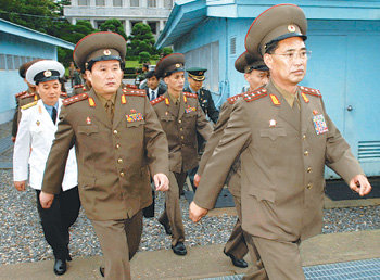 박림수 대좌(오른쪽) 등 북측 대표단이 16일 남북 군사실무회담에 참석하기 위해 군사분계선을 넘어 회담 장소인 판문점 남측 지역 평화의 집으로 향하고 있다. 사진 제공 국방부