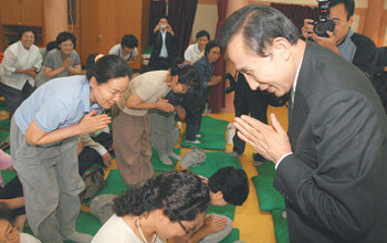 한나라당 이명박 전 서울시장이 16일 조계종 본말사 주지회의가 열리는 경기 화성시 용주사를 방문해 불교 신자들과 합장 인사를 나누고 있다. 이 전 시장은 이날 “제가 대통령이 되면 불교 발전에 크게 기여할 것”이라고 말했다. 화성=연합뉴스