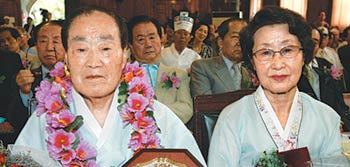 박영록 전 국회의원(왼쪽)이 17일 ‘2007 대한민국 청렴정치인’ 대상을 받았다. 오른쪽은 부인. 김재명  기자