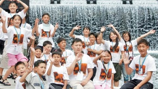 ‘월드비전 세계어린이합창제’에 참가하기 위해 한국을 찾은 몽골 ‘블루스카이’ 합창단원들이 17일 오후 서울 청계천에서 즐거운 시간을 보내고 있다. 김미옥 기자