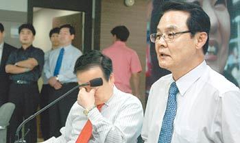 박근혜 전 한나라당 대표 캠프의 홍사덕 선대위원장(오른쪽)이 17일 서울 여의도 캠프 사무실에서 기자간담회를 열고 “캠프 내에서 불법에 연루된 사람이 없다는 것을 확인했다”고 주장하고 있다. 김동주 기자