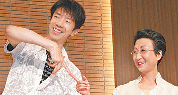 아쿠타가와상의 스와 데쓰시(왼쪽) 씨와 나오키상의 마쓰이 게사코 씨. 사진 제공 아사히신문