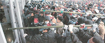 광주시가 최근 민주노총과 관련된 여러 현안에 대해 ‘강경대응’기조를 굽히지 않고 있다. 사진은 이 같은 강경대응의 시발점이 된 지난해 11월 22일 광주시청사 난입 시위 장면. 동아일보 자료 사진