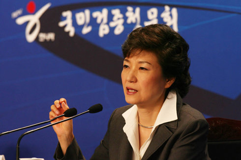 한나라당 박근혜 경선후보가 19일 서울 효창동 백범기념관에서 열린 검증청문회에서 검증위원들의 질문에 답변하고 있다.[연합]