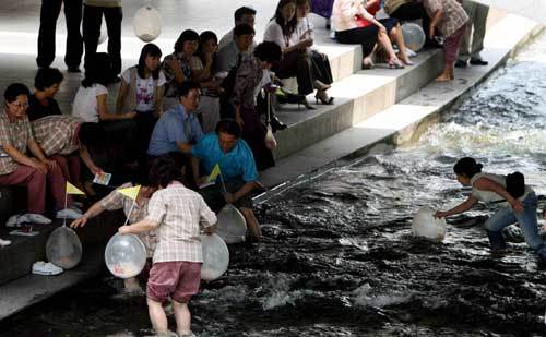 청계천에서 더위를 피하는 시민들의 모습.[연합]