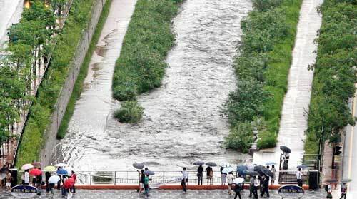 장맛비로 인해 물이 불어난 청계천.[동아일보 자료사진]