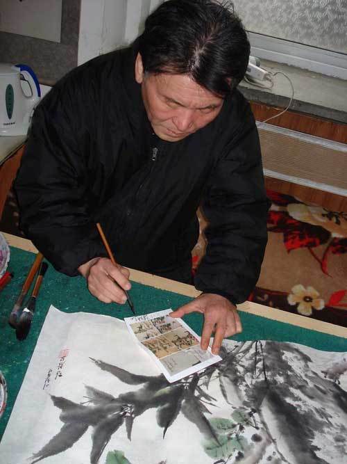 북한의 정창모 화백이 직접 자신의 작품을 확인하는 모습. 지난 2월 정 화백이 포털아트에 보낸 사진으로 포털아트 사이트에 공개됐다. 사진 속 작품에도 이름 아래 도작이 찍혀 있음을 알 수 있다.[사진_포털아트 제공]