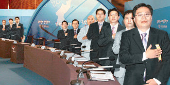 19일 서울 용산구 효창동 백범기념관에서 열린 한나라당 대선 경선후보 검증청문회에서 검증위원들이 국민의례를 하고 있다. 이종승 기자