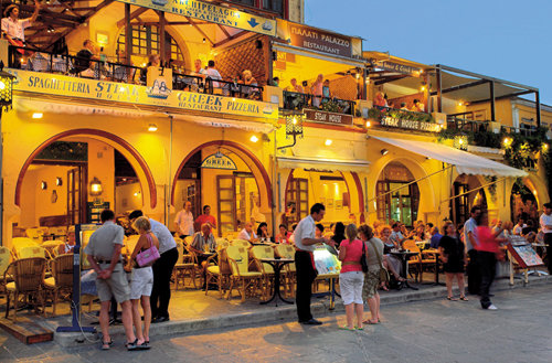 그리스의 인기 있는 휴양지 로데스 섬의 식당가. 그리스 전통 음식인 수블라키를 먹어보는 것, 잊지 말자!