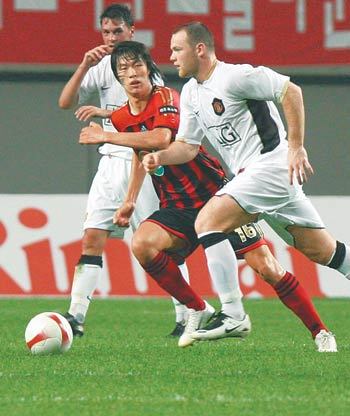 총알같은 루니의 돌파20일 서울월드컵경기장에서 열린 잉글랜드 프리미어리그 맨체스터 유나이티드와 K리그 FC 서울의 친선 경기. 맨체스터의 골잡이 웨인 루니(오른쪽)가 드리블하며 골 찬스를 노리고 있다. 이훈구  기자