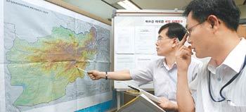 여기가 피랍 장소아프가니스탄 무장세력에 한국인 21명이 납치된 것과 관련해 외교통상부 직원들이 20일 오후 서울 종로구 도렴동 청사에서 현지 지도를 들여다보며 대책 마련에 고심하고 있다. 연합뉴스