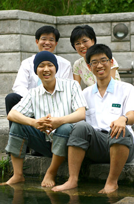 항암제 치료 때문에 모자를 쓴 김하규 씨와 가족이 최근 청계천을 찾아 즐거운 한때를 보내고 있다. 사진 제공 백병원