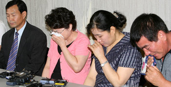 “제발 무사히…” 아프가니스탄 무장 세력에 납치된 샘물교회 의료봉사단원의 가족들이 22일 오후 경기 성남시 분당구 정자동의 한 식당에서 열린 기자회견 중 눈물을 흘리고 있다. 국내외 언론에 단체 인터뷰를 자청한 이들은 “피랍자들이 무사히 돌아올 수 있도록 해 달라”고 호소했다. 성남=변영욱 기자