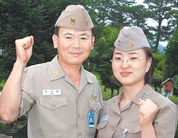 주성중 원사(왼쪽)와 딸 주혜련 대위. 사진 제공 해군