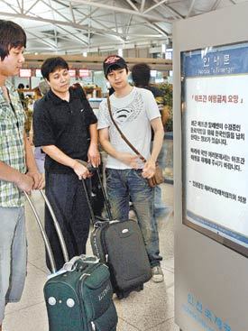 인천공항 ‘아프간 여행금지’ 안내문한국인 23명이 아프가니스탄 탈레반에 납치된 지 닷새째인 23일 인천공항 출국장에 ‘아프간 여행 금지 요망’이라는 제목의 안내문이 내걸렸다. 그러나 제목만 바꾼 듯 안내문에는 며칠 전까지 내걸려 있던 아프간 여행 자제를 당부하는 내용 그대로였다. 인천=변영욱 기자