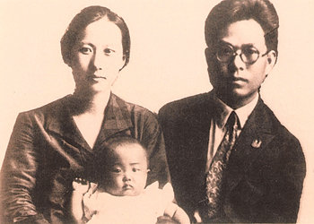 단란하던 시절의 주세죽(왼쪽) 박헌영 부부가 갓난아기였던 비비안나 씨를 안고 있는 모습. 동아일보 자료 사진