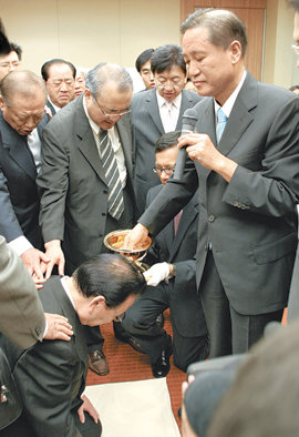 23일 일본 도쿄 프린스 파크타워호텔에서 이어령 전 문화부 장관이 무릎을 꿇은 채 서울 온누리교회 하용조 목사에게서 세례를 받고 있다. 사진 제공 온누리교회