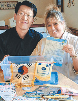 박준희 소장(왼쪽)과 데비 스미스 씨가 9일 미국 위스콘신 주 메릴 시에서 상봉한 뒤 어릴 적 주고받았던 편지와 사진을 꺼내 보고 있다. 사진 제공 박준희 씨