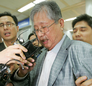 돌아온 이 前시장 맏형한나라당 대선주자인 이명박 전 서울시장의 맏형 이상은 씨가 27일 오후 김포공항을 통해 입국하고 있다. 연합뉴스