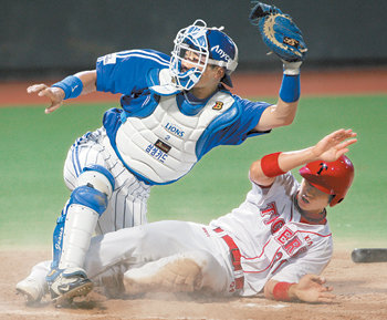 공이 빨랐다KIA와 삼성이 4-4로 맞선 4회말 1사 상황에서 2루 주자였던 KIA 이현곤(오른쪽)이 김종국의 2루타 때 홈슬라이딩을 하다 삼성 포수 이정식에게 태그아웃되고 있다. 광주=연합뉴스