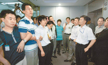 기자와 검찰 심야 대치서울중앙지검 공안1부 소속 검사와 수사관들(오른쪽)이 서울 종로구 세종로 동아일보 본사 7층에 있는 전산실 서버에 대한 압수수색을 시도하기 위해 전산실로 들어가려 하자 기자들이 앞을 막아서고 있다. 변영욱  기자