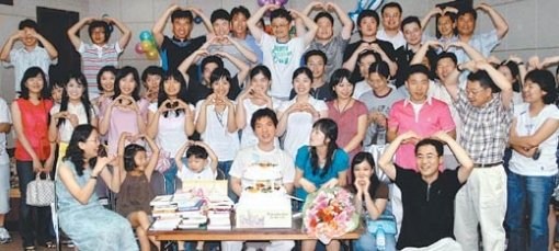 28일 오후 서울 영등포구 당산동 청소년바둑문화원에서 열린 이창호 9단(가운데)의 33번째 생일잔치. 팬클럽 ‘두터미’가 마련했으며 이 9단은 이날 밤늦게까지 팬들과 어울렸다. 사진 제공 바둑세계