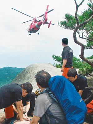 낙뢰 등산객 긴급구조29일 오전 경기 고양시 북한산 용혈봉 정상에서 119 구조대원들이 낙뢰를 맞아 의식을 잃은 등산객에게 심폐소생술을 하고 있다. 사진 제공 고양소방서