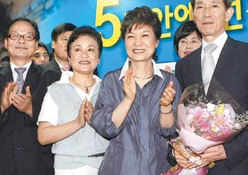박근혜 전 한나라당 대표(오른쪽에서 두 번째)가 29일 서울 여의도 캠프 사무실에서 1970, 80년대 대학 총학생회장 출신 모임인 포럼 동서남북 회원들의 지지 선언에 박수를 치고 있다. 이종승  기자