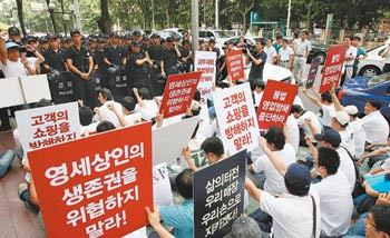 매장 주인들 “노조 농성 중단하라”노조원들의 점거 농성으로 9일 만에 다시 영업이 중단된 서울 서초구 잠원동 뉴코아 강남점 킴스클럽의 매장 주인들과 이랜드 직원들이 30일 매장 앞 도로에 앉아 노조원들의 농성 중단을 촉구하고 있다. 김재명 기자