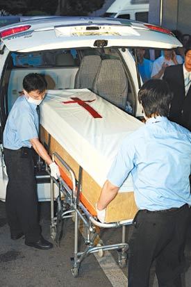 아프가니스탄에서 납치됐다 살해된 고 배형규 목사의 시신이 30일 오후 인천공항을 통해 운구돼 경기 안양시 샘병원 영안실에 안치되고 있다. 사진공동취재단