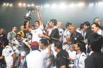 이라크 축구대표팀 선수들이 29일 인도네시아 수도 자카르타에서 진행된 2007 아시안컵 결승전에서 사우디아라비아를 1-0으로 이긴 직후 우승컵을 치켜들고 승리의 기쁨을 만끽하고 있다. 자카르타=신화 연합뉴스