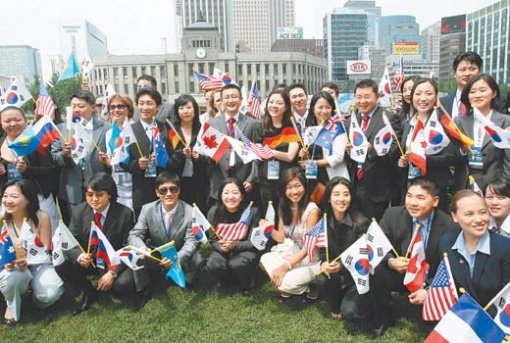 재외동포재단이 주최하는 ‘2007 재외동포 차세대 지도자 워크숍’이 30일 오전 서울프라자호텔에서 개막됐다. 워크숍에는 미국 캐나다 등 10개국에서 활동하는 동포 차세대 지도자 47명이 참가했다. 참석자들이 서울시청 앞 서울광장에서 태극기와 자신이 사는 나라의 국기를 들고 기념 촬영을 하고 있다. 김재명  기자