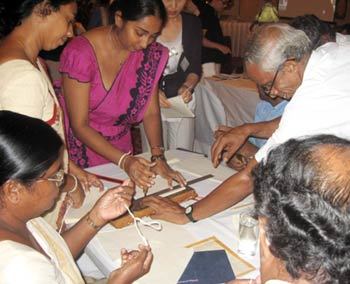 스리랑카의 보존과학 관계자들이 한국 전통 기법으로 책자를 만들어 보고 있다. 이들은 한국의 ‘직지심경’과 한지의 우수성에 대해 놀라움을 금치 못했다.