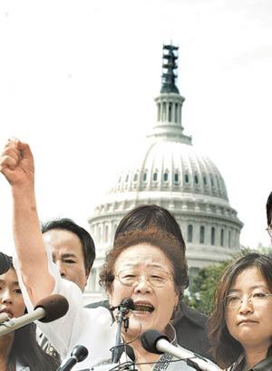 “일본, 공식 사과하라”미국 하원이 일본군 위안부 결의안을 통과시킨 30일 워싱턴 국회의사당 앞에서 열린 집회에서 위안부 출신 이용수 할머니가 결의안 통과를 환영하는 연설을 하며 주먹을 들어 보이고 있다. 워싱턴=신화 연합뉴스