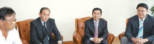 핌 베어벡 감독의 후임을 논의하기 위해 대한축구협회 기술위원들이 의견을 나누고 있다. 왼쪽부터 이상엽 위원, 신현호 위원, 이영무 위원장, 최경식 위원. 연합뉴스