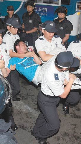 서울 서초구 잠원동 뉴코아 강남점에서 점거 농성을 벌이던 이랜드 노조원이 31일 경찰에게 들려 나오고 있다. 연합뉴스