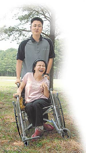 따뜻했던 선생님탈레반에 살해된 것으로 확인된 심성민 씨가 샘물교회 야유회에서 뇌성마비를 앓고 있는 조혜숙 씨의 휠체어를 밀어 주고 있다. 사진 제공 샘물교회