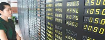 외국인과 기관투자가들의 매도 공세에 1일 코스피지수가 사상 3번째 규모로 폭락했다. 이날 코스피지수는 전날보다 76.82포인트 떨어진 1,856.45로 장을 마쳤다. 서울 영등포구 여의도동 NH투자증권의 여의도 지점 객장 내 주식 전광판도 주가 하락을 뜻하는 녹색불로 물들었다. 연합뉴스