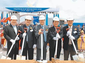 포스코는 1일 이구택 포스코 회장(가운데), 호앙 쭝하이 베트남 공업부 장관 등이 참석한 가운데 베트남 호찌민 시 인근 붕따우 성 푸미공단에 연간 생산 120만 t 규모의 냉연공장 착공식을 열었다. 사진 제공 포스코