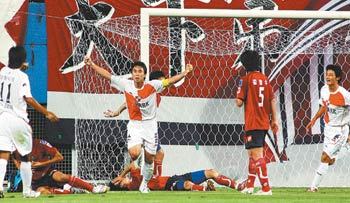 심재원 “내가 일냈다”부산 아이파크 수비수 심재원(왼쪽에서 두 번째)이 대전 시티즌과의 FA컵 16강전에서 전반 20분 선제골을 넣은 뒤 두 팔을 번쩍 들고 환호하고 있다. 대전=연합뉴스