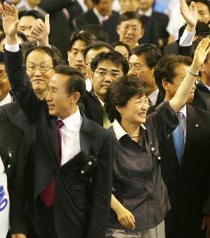 1일 한나라당 대통령선거 경선후보인 이명박 전 서울시장(왼쪽)과 박근혜 전 대표가 강원지역 합동연설회가 열린 춘천 호반체육관에 나란히 입장하면서 지지자들에게 인사하고 있다. 춘천=신원건  기자